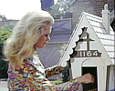 Liz at mailbox (5K)